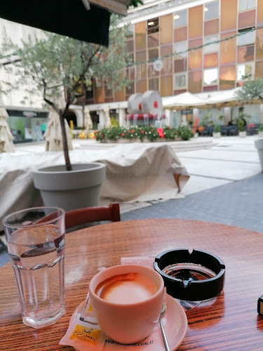 Kava na stolu s pogledom prema Koblerovom trgu